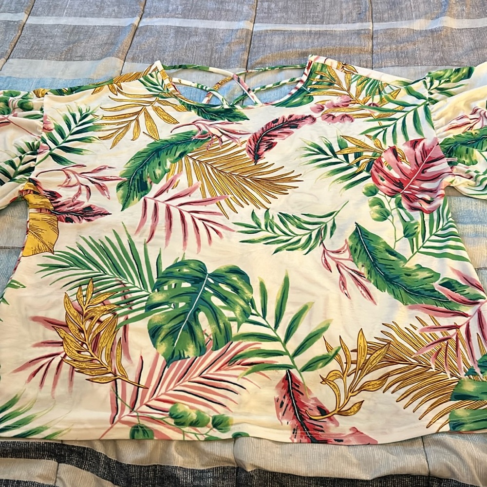 Cute, beachy short sleeve babydoll style shirt by Lavish. ☺️